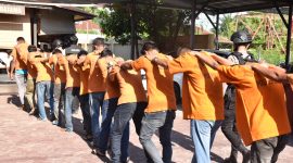 Para pelaku judi online saat di Mapolres Bireuen