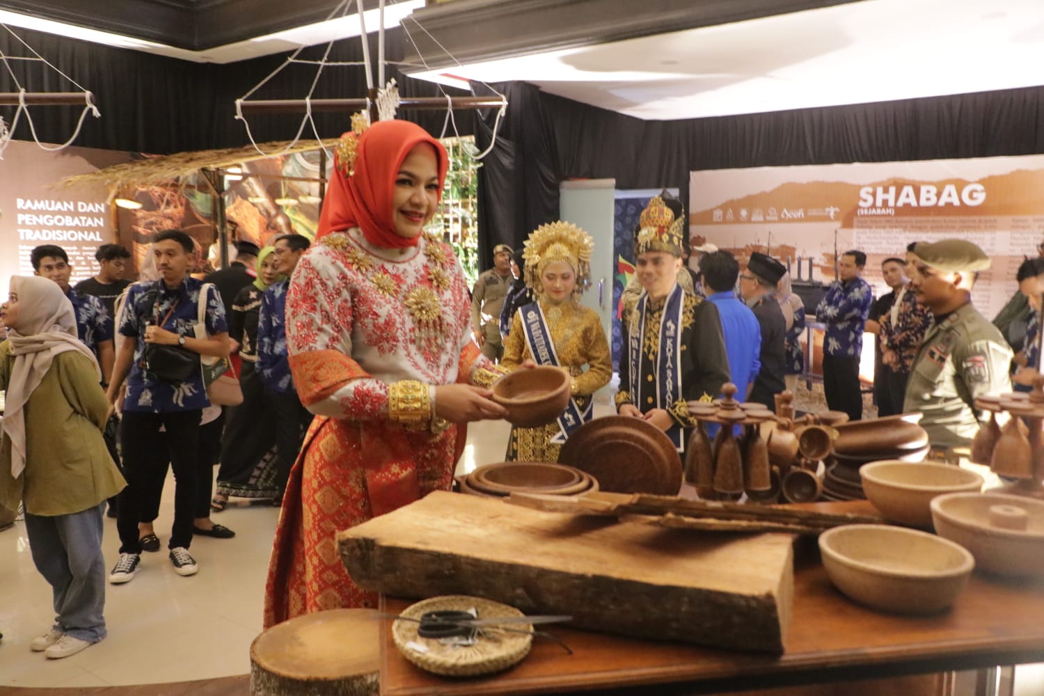 Pj Ketua TP-PKK Kota Sabang Kamelia Nasri mengenalkan hasil UMKM sabang di PKA Aceh 2023