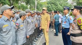 Pj Wali Kota Sabang Reza Fahlevi dan Forkopimda Sabang saat menghampiri anggota Satlinmas usai Upacara di Lapangan Apel