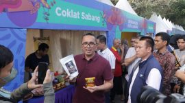Pj Wali Kota Sabang Reza Fahlevi saat berada di Kawasan wisata Sabang Fair dalam kunjungan stan UMKM lokal