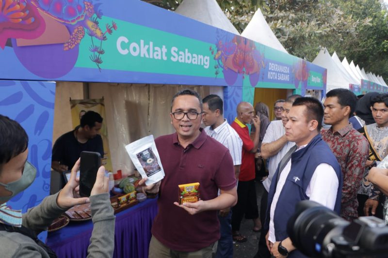Pj Wali Kota Sabang Reza Fahlevi saat berada di Kawasan wisata Sabang Fair dalam kunjungan stan UMKM lokal