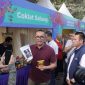 Pj Wali Kota Sabang Reza Fahlevi saat berada di Kawasan wisata Sabang Fair dalam kunjungan stan UMKM lokal