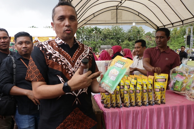 Reza Fahlevi mengenalkan jajanan khas Sabang hasil dari kreatifitas UMKM