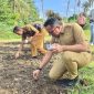 Pj Walikota Sabang, Reza Fahlevi uji coba penanaman padi Gogo di lahan petani Sabang.