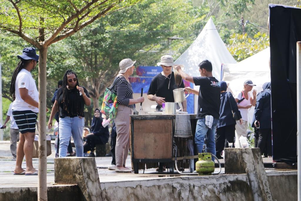 Turis asing saat menikmati kopi Sabang yang disajikan oleh pelaku UMKM