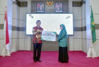 Penyerahan bantuan secara simbolis dari Bank Aceh Syari'ah Cabang Sabang kepada Ketua TP-PKK Kota Sabang (4/4)