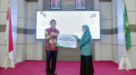 Penyerahan bantuan secara simbolis dari Bank Aceh Syari'ah Cabang Sabang kepada Ketua TP-PKK Kota Sabang (4/4)