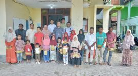 Pj Wali Kota Sabang Reza Fahlevi bersama anak yatim di Gampong Keuneukai, Jumat (5/4)