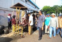Pj Walikota Sabang, Reza Fahlevi meninjau aktifitas pedagang daging meugang.