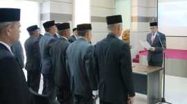 Pj Wali Kota Sabang Reza Fahlevi saat membacakan sumpah jabatan para pejabat yang dilantik. (22/4).
