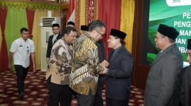 Wali Kota Sabang Reza Fahlevi saat berikan selamat kepada manajemen BPKS (08/05)