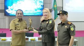 Penyerahan cendera mata antara Pemko Sabang dan Kejaksaan Agung RI di Aula Pulau Weh Kantor Walikota Sabang (28/05).