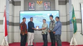 Penyerahan plakat tanda kerjasama antara Pemko Sabang dan Kejari Sabang (31/05).