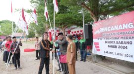Pj Wali Kota Sabang Reza Fahlevi menyerahkan Bendera Merah Putih kepada perwakilan Keuchik di Sabang (01/06)