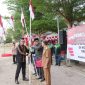 Pj Wali Kota Sabang Reza Fahlevi menyerahkan Bendera Merah Putih kepada perwakilan Keuchik di Sabang (01/06)