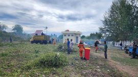 Petugas DLHK Sabang saat melakukan aksi geber pantai Sumur Tiga (01/06)