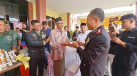 Kapolres Bireuen, AKBP Jatmiko SH MH didampingi Danrem 011/Lilawangsa, Kolonel Inf Ali Imran menyerahkan potongan kue.