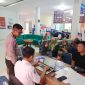 Sejumlah pemohon SIM mendapat sosialisasi tentang kepesertaan JKN, di ruang Satpas SIM Polres Bireuen, Senin (1/7).