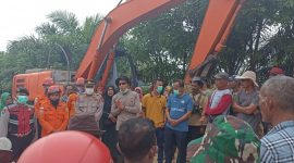 Escavator milik PT Takabeya Perkasa Grup di lokasi TPA Blang Beururu Kecamatan Peudada yang digunakan untuk pencarian seorang warga