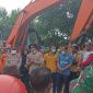 Escavator milik PT Takabeya Perkasa Grup di lokasi TPA Blang Beururu Kecamatan Peudada yang digunakan untuk pencarian seorang warga