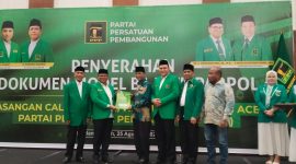 Calon Wakil Bupati Bireuen, Ir H Razuardi MT menerima dokumen dukungan dari Ketua DPW PPP Aceh, Dr H Amiruddin Idris SE M.Si