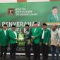 Calon Wakil Bupati Bireuen, Ir H Razuardi MT menerima dokumen dukungan dari Ketua DPW PPP Aceh, Dr H Amiruddin Idris SE M.Si