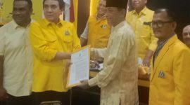 Ketua DPD I Partai Golkar, Drs H T M Nurlif SE menyerahkan dokumen B1 KWK dari Partai Golkar kepada Ir H Razuardi MT di Sekretariat DPD I Partai Golkar Aceh, Senin (26/8) sore.
