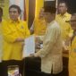 Ketua DPD I Partai Golkar, Drs H T M Nurlif SE menyerahkan dokumen B1 KWK dari Partai Golkar kepada Ir H Razuardi MT di Sekretariat DPD I Partai Golkar Aceh, Senin (26/8) sore.