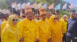 Duet pasangan calon Bupati/Wakil Bupati Bireuen berjargon MURI didampingi istri saat tiba di KIP Bireuen, Kamis (29/8)