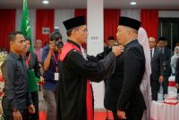 Ketua Pengadilan Kota Sabang Maimunsyah SH, MH menyempatkan Pin kepada salah seorang anggota dewan Siddik Indra Fajar yang baru dilantik.