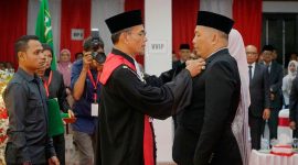 Ketua Pengadilan Kota Sabang Maimunsyah SH, MH menyempatkan Pin kepada salah seorang anggota dewan Siddik Indra Fajar yang baru dilantik.