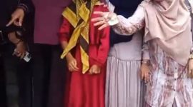 Korban saat dikunjungi tim pendamping dari Pemkab Bireuen, usai mencuatnya peristiwa asusila itu beberapa bulan lalu.