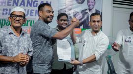 Ketua TOB, ISMET ST.MT menyerahkan SK kepada Ketua TOB Kabupaten Bireuen, Musnawar