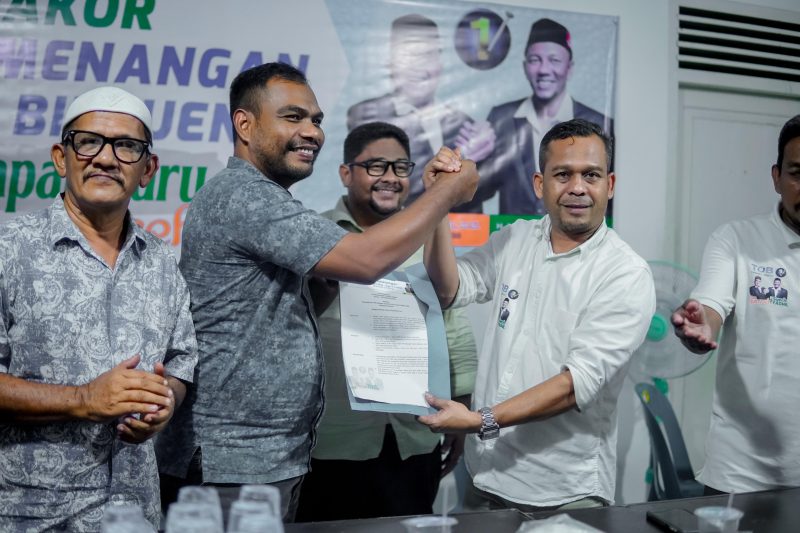 Ketua TOB, ISMET ST.MT menyerahkan SK kepada Ketua TOB Kabupaten Bireuen, Musnawar