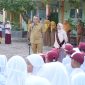 Pj Wali Kota Sabang dan Bunda Paud Kota Sabang saat sambangi SDN 1 Sabang di hari pertama masuk sekolah
