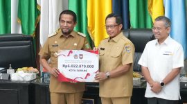 Pj Wali Kota Sabang menerima penghargaan Insentif Fiskal dari Mendagri Tito Karnavian