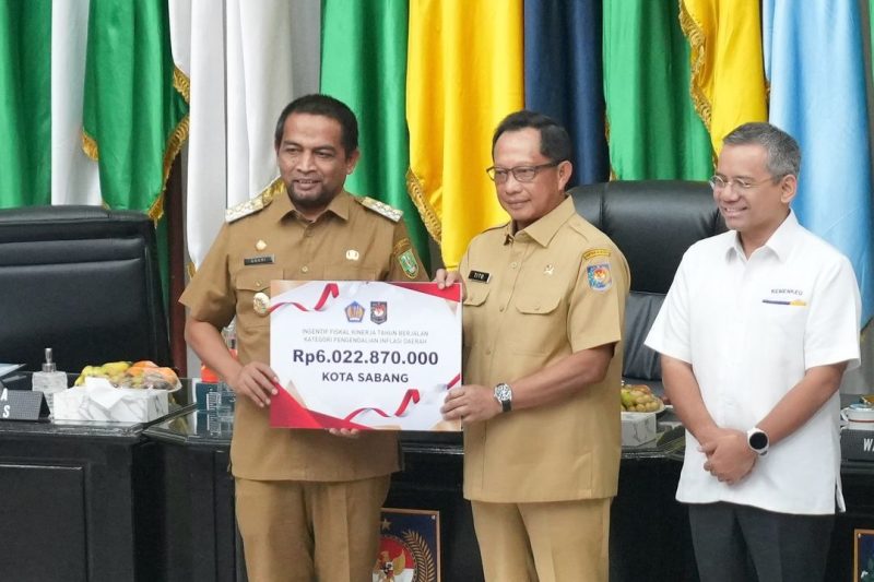 Pj Wali Kota Sabang menerima penghargaan Insentif Fiskal dari Mendagri Tito Karnavian