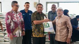 Pemerintah Kota Sabang menyerahkan bantuan pangan kepada masyarakat
