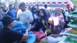 Antrian masyarakat saat akan mengambil sembako murah