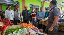 Pj Wali Kota Sabang bersama Plt Kadis Perindag, kadis Perhubungan dan staf saat berada di pasar tradisional Kota Sabang