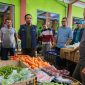 Pj Wali Kota Sabang bersama Plt Kadis Perindag, kadis Perhubungan dan staf saat berada di pasar tradisional Kota Sabang