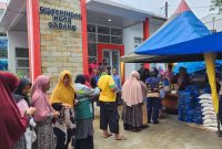 Antrian masyarakat untuk mendapatkan bahan pokok subsidi Pemerintah