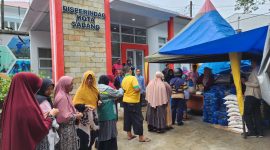 Antrian masyarakat untuk mendapatkan bahan pokok subsidi Pemerintah