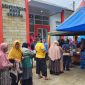 Antrian masyarakat untuk mendapatkan bahan pokok subsidi Pemerintah