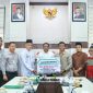 Penyerahan bantuan CSR dari PT. Bank Aceh Syariah (BAS) Cabang Sabang kepada BKM Masjid Agung Babussalam yang disaksikan langsung oleh Pj Wali Kota Sabang