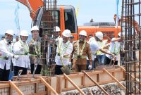 Menteri  KKP Sakti Wahyu Trenggono didampingi Pj Gubernur Aceh Dr. H. Safrizal, ZA, M.Si bersama Pj Wali Kota Sabang Andre Nourman meletakkan batu pertama pembangunan SKPT