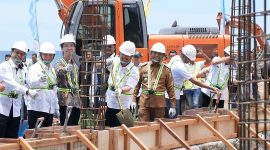 Menteri  KKP Sakti Wahyu Trenggono didampingi Pj Gubernur Aceh Dr. H. Safrizal, ZA, M.Si bersama Pj Wali Kota Sabang Andre Nourman meletakkan batu pertama pembangunan SKPT