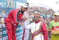 Pj Wali Kota Sabang Andri Nourman salam komando bersama Annuar atlet asal Sabang cabor selam laut yang mendapatkan emas