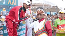 Pj Wali Kota Sabang Andri Nourman salam komando bersama Annuar atlet asal Sabang cabor selam laut yang mendapatkan emas