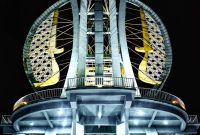 Tugu Nol Kilometer Indonesia saat malam hari